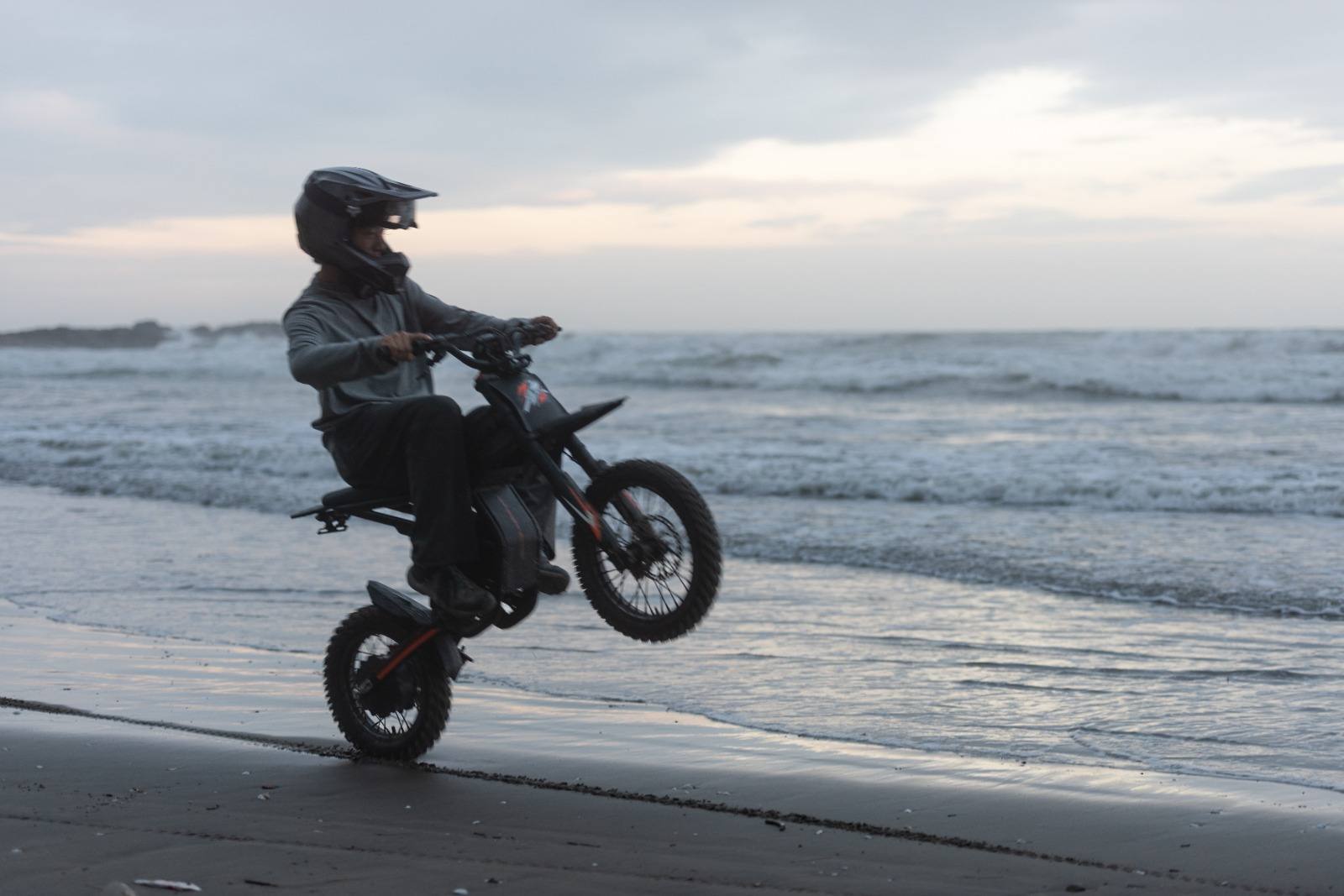 GT54 PRO wheelie vakaro paplūdimyje
